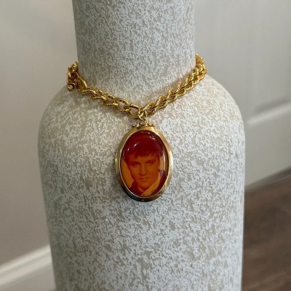 Elvis Presley Vintage 70s Gold Tone Charm Bracelet Jewelry Boxcar Ent 7.5" - Picture 1 of 7